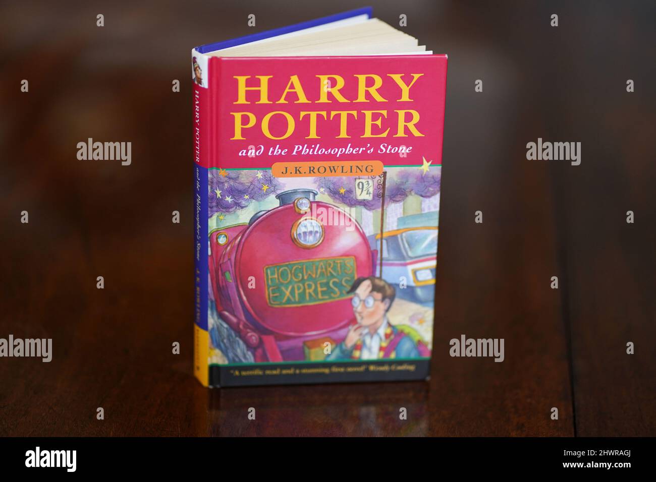 Eine makellose Erstausgabe von JK Rowlings Harry Potter und der Stein der Weisen, einer von nur 500 Exemplaren, die 1997 in der ersten Auflage produziert wurden, wird bei Hansons' Auctioneers in der Bishton Hall, Staffordshire, ausgestellt. Das Buch wurde nie gelesen und wurde 25 Jahre lang in einer Schutzhülle in Dunkelheit gehalten und konnte bis zu £100.000 holen, wenn es am 9. März bei der Hanson's Library Auction unter den Hammer geht. Bilddatum: Montag, 7. März 2022. Stockfoto