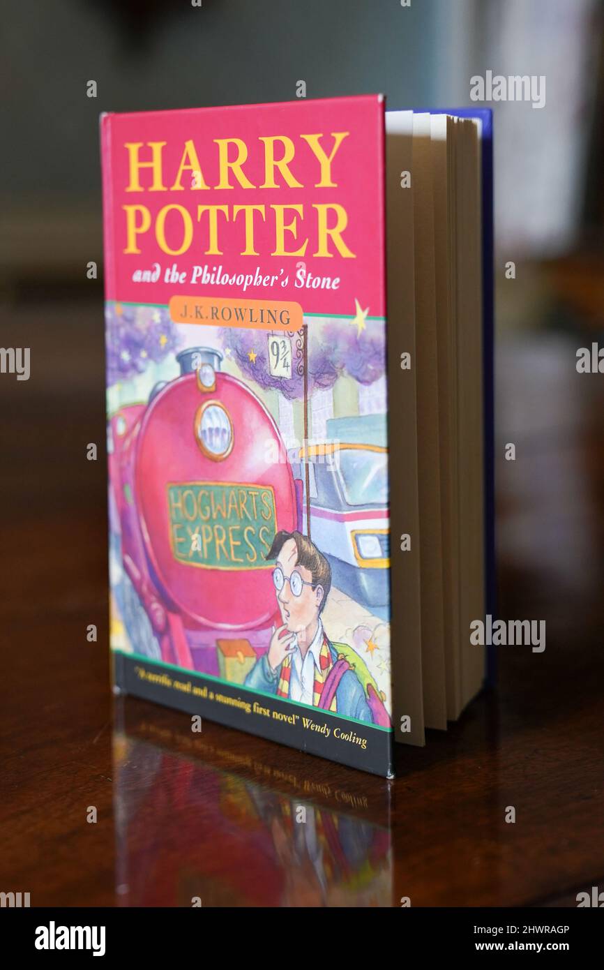 Eine makellose Erstausgabe von JK Rowlings Harry Potter und der Stein der Weisen, einer von nur 500 Exemplaren, die 1997 in der ersten Auflage produziert wurden, wird bei Hansons' Auctioneers in der Bishton Hall, Staffordshire, ausgestellt. Das Buch wurde nie gelesen und wurde 25 Jahre lang in einer Schutzhülle in Dunkelheit gehalten und konnte bis zu £100.000 holen, wenn es am 9. März bei der Hanson's Library Auction unter den Hammer geht. Bilddatum: Montag, 7. März 2022. Stockfoto