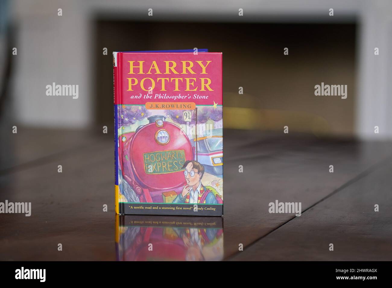 Eine makellose Erstausgabe von JK Rowlings Harry Potter und der Stein der Weisen, einer von nur 500 Exemplaren, die 1997 in der ersten Auflage produziert wurden, wird bei Hansons' Auctioneers in der Bishton Hall, Staffordshire, ausgestellt. Das Buch wurde nie gelesen und wurde 25 Jahre lang in einer Schutzhülle in Dunkelheit gehalten und konnte bis zu £100.000 holen, wenn es am 9. März bei der Hanson's Library Auction unter den Hammer geht. Bilddatum: Montag, 7. März 2022. Stockfoto