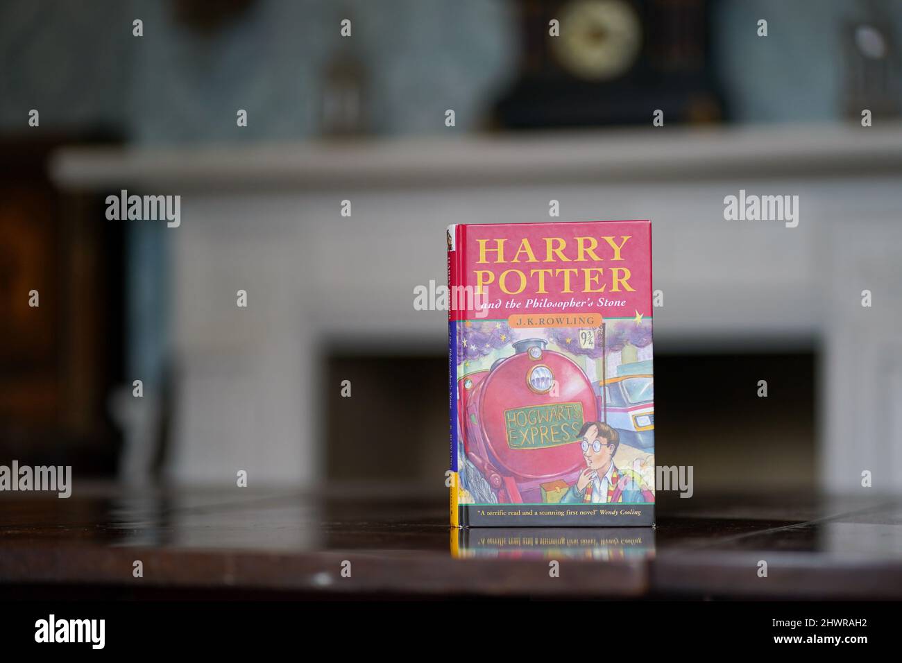 Eine makellose Erstausgabe von JK Rowlings Harry Potter und der Stein der Weisen, einer von nur 500 Exemplaren, die 1997 in der ersten Auflage produziert wurden, wird bei Hansons' Auctioneers in der Bishton Hall, Staffordshire, ausgestellt. Das Buch wurde nie gelesen und wurde 25 Jahre lang in einer Schutzhülle in Dunkelheit gehalten und konnte bis zu £100.000 holen, wenn es am 9. März bei der Hanson's Library Auction unter den Hammer geht. Bilddatum: Montag, 7. März 2022. Stockfoto