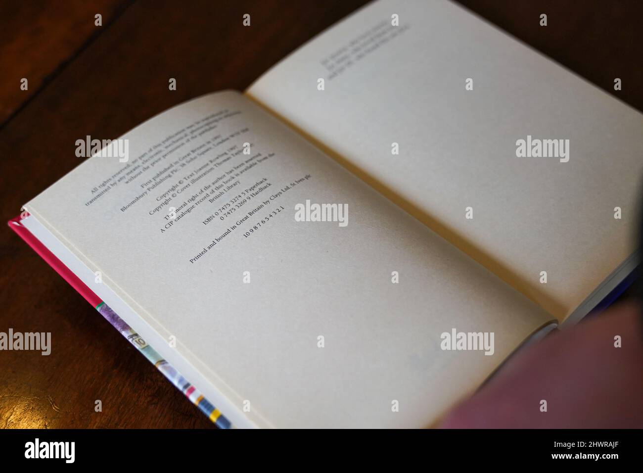 Eine makellose Erstausgabe von JK Rowlings Harry Potter und der Stein der Weisen, einer von nur 500 Exemplaren, die 1997 in der ersten Auflage produziert wurden, wird bei Hansons' Auctioneers in der Bishton Hall, Staffordshire, ausgestellt. Das Buch wurde nie gelesen und wurde 25 Jahre lang in einer Schutzhülle in Dunkelheit gehalten und konnte bis zu £100.000 holen, wenn es am 9. März bei der Hanson's Library Auction unter den Hammer geht. Bilddatum: Montag, 7. März 2022. Stockfoto