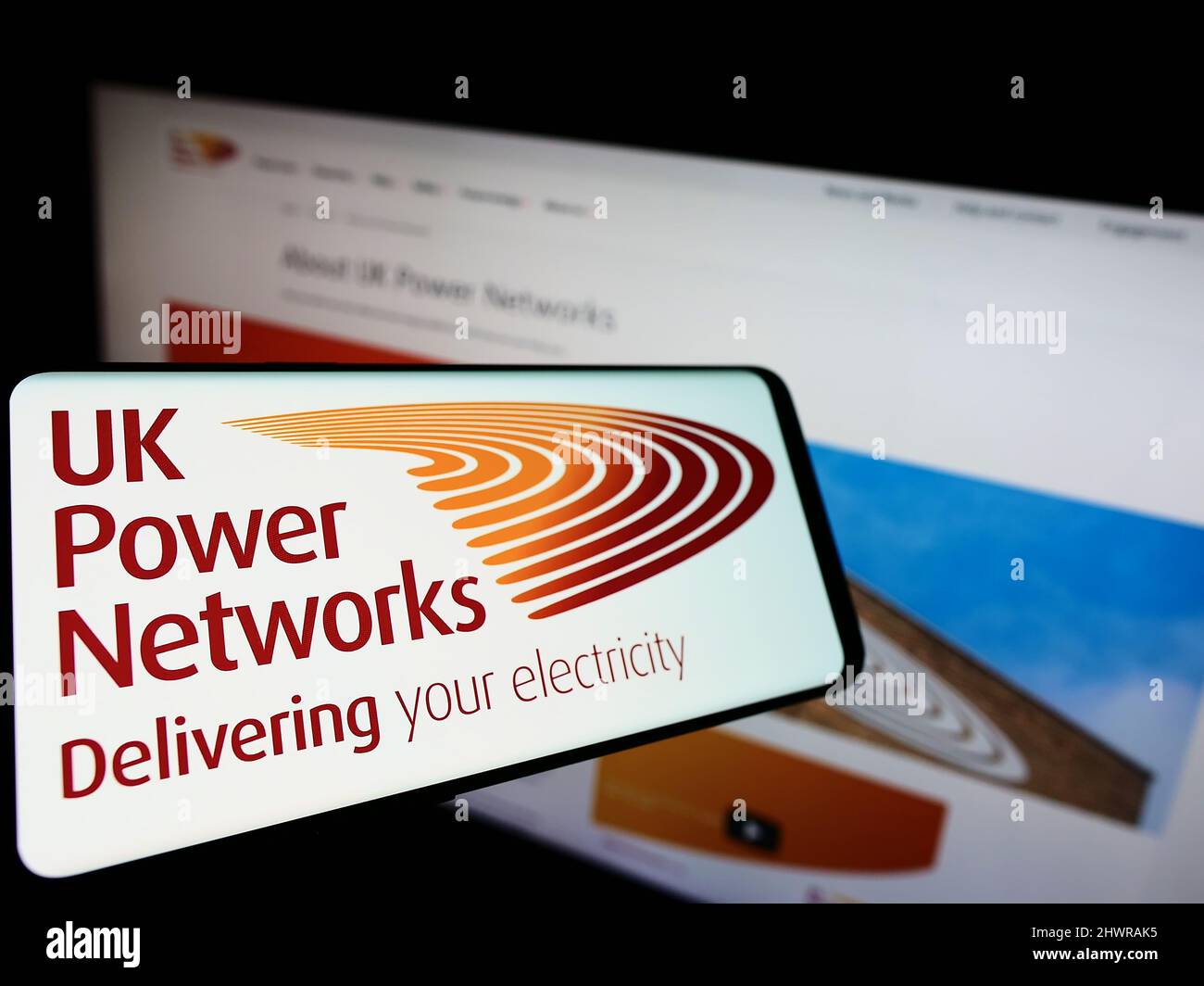 Smartphone mit Logo des britischen Elektrizitätsunternehmens UK Power Networks auf dem Bildschirm vor der Business-Website. Konzentrieren Sie sich auf die linke Seite des Telefondisplays. Stockfoto