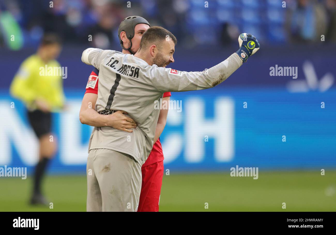 Stadt Gelsenkirchen, Deutschland. 05. Mär, 2022. firo : 05.03.2022 Fuvuball, 2. Bundesliga, Saison 2021/2022, FC Schalke 04 - Hansa Rostock 3: 4 Markus Kolke, HANSA-TORWART, Jubilierung Credit: dpa/Alamy Live News Stockfoto