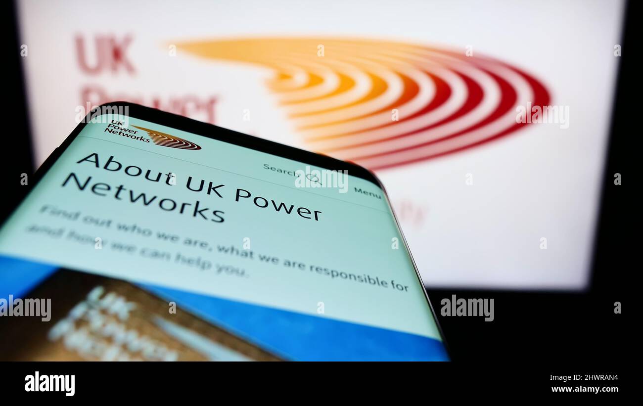 Mobiltelefon mit Website des britischen Elektrizitätsunternehmens UK Power Networks auf dem Bildschirm vor dem Logo. Konzentrieren Sie sich auf die obere linke Seite des Telefondisplays. Stockfoto