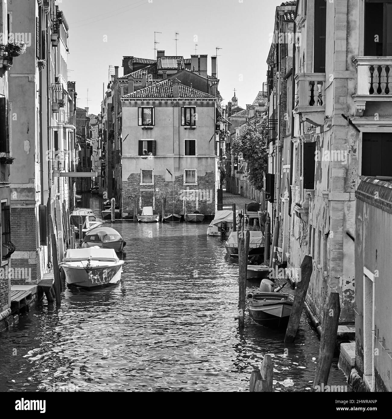 Kanal in Venedig, Italien. Schwarzweiß-Fotografie, venezianisches Stadtbild Stockfoto