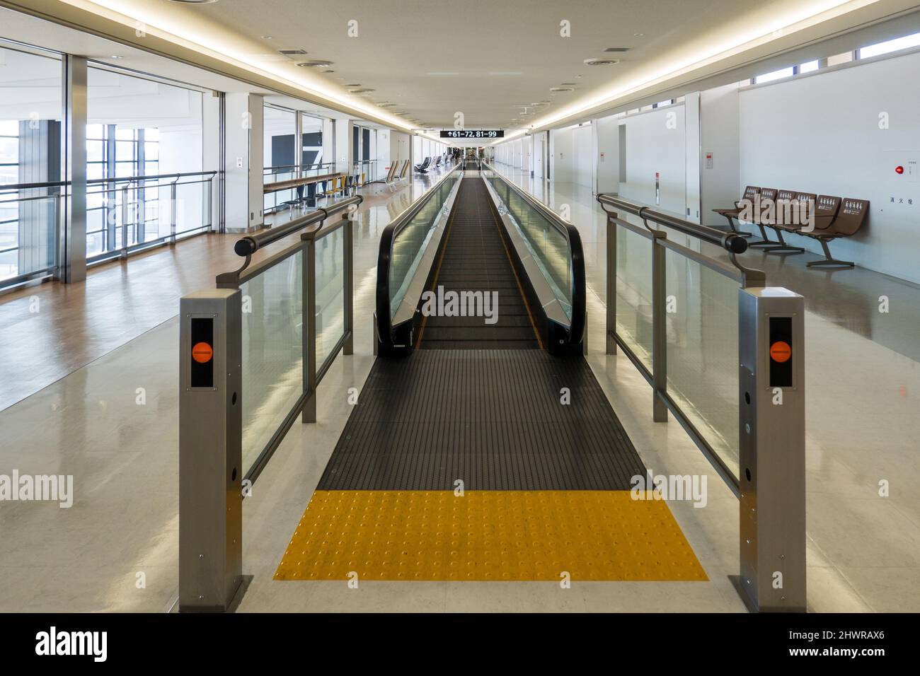 Leerer, sich bewegender Bürgersteig im leeren Flughafenterminal Stockfoto