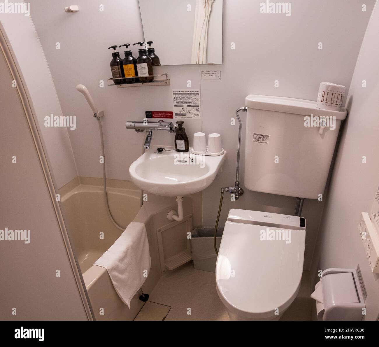 Winziges, modernes japanisches Bad und Hightech-Toilette Stockfoto