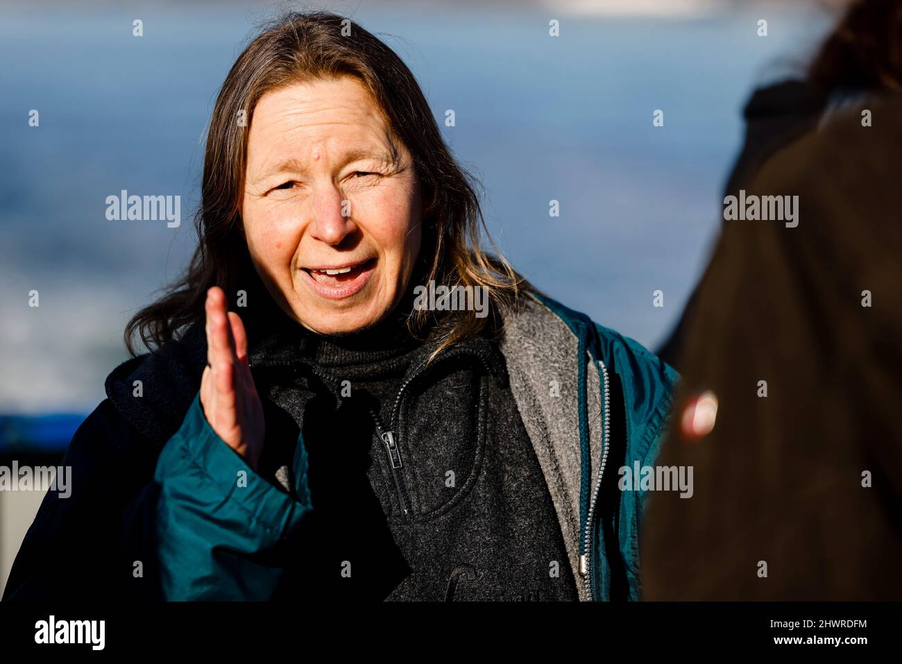 Kiel, Deutschland. 07. März 2022. Andrea Stolte, Projektleiterin für Geisternetze bei der Umweltstiftung WWF, spricht an Bord des Forschungsschiffes MS Haithabu. Gemeinsam mit dem Schleswig-holsteinischen Umweltministerium hat die Umweltstiftung WWF am 07.03.2022 eine verlorene Fischfalle in der Ostsee vor Kiel geborgen. Die Netze sind eine Gefahr für Fische und Seevögel. Sie können auch zu Todesfallen für Robben und Schweinswale werden, wenn die Tiere in ihnen gefangen werden. Quelle: Frank Molter/dpa/Alamy Live News Stockfoto