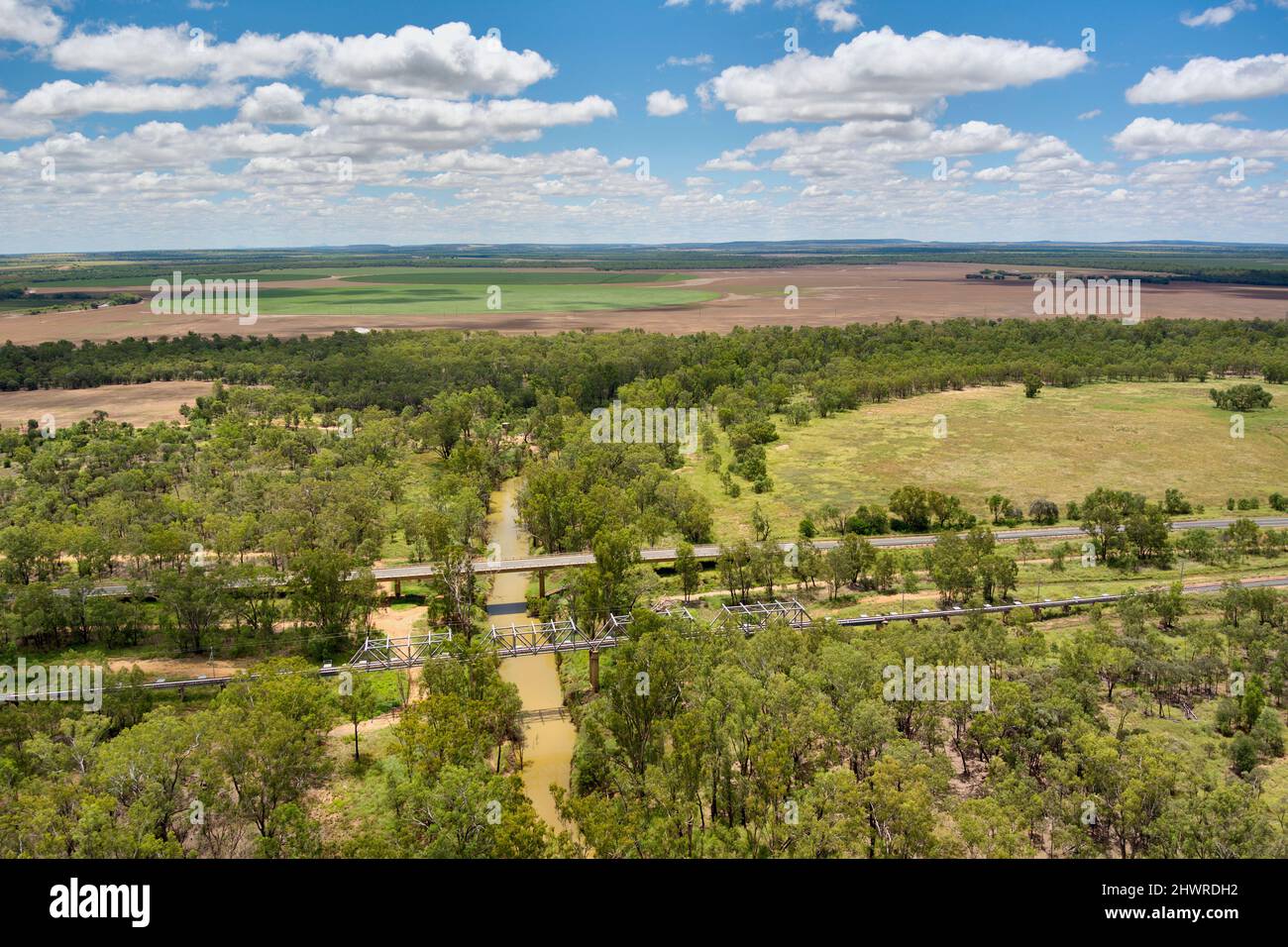 Luftaufnahme der Straßen- und Eisenbahnbrücken über den Comet River Central Queensland Australia Stockfoto