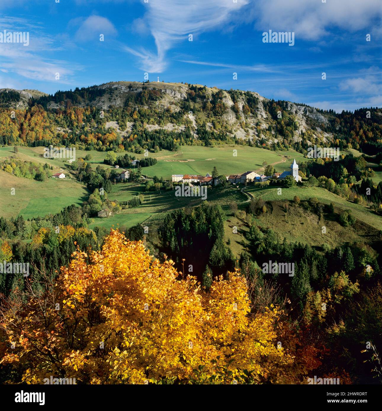 Dorf Les Bouchoux in der Haut-Jura Region im Herbst, Jura, Bourgogne-Franche-Comte, Frankreich, Europa Stockfoto