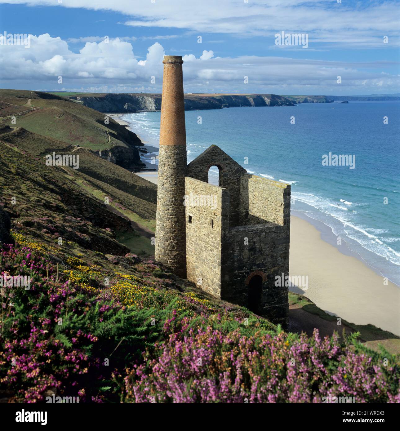 Ruine des Towanroath Shaft Pumping Engine House in Wheal Coates Zinnmine an der North Cornwall Küste, St. Agnes, Cornwall, England, Vereinigtes Königreich Stockfoto