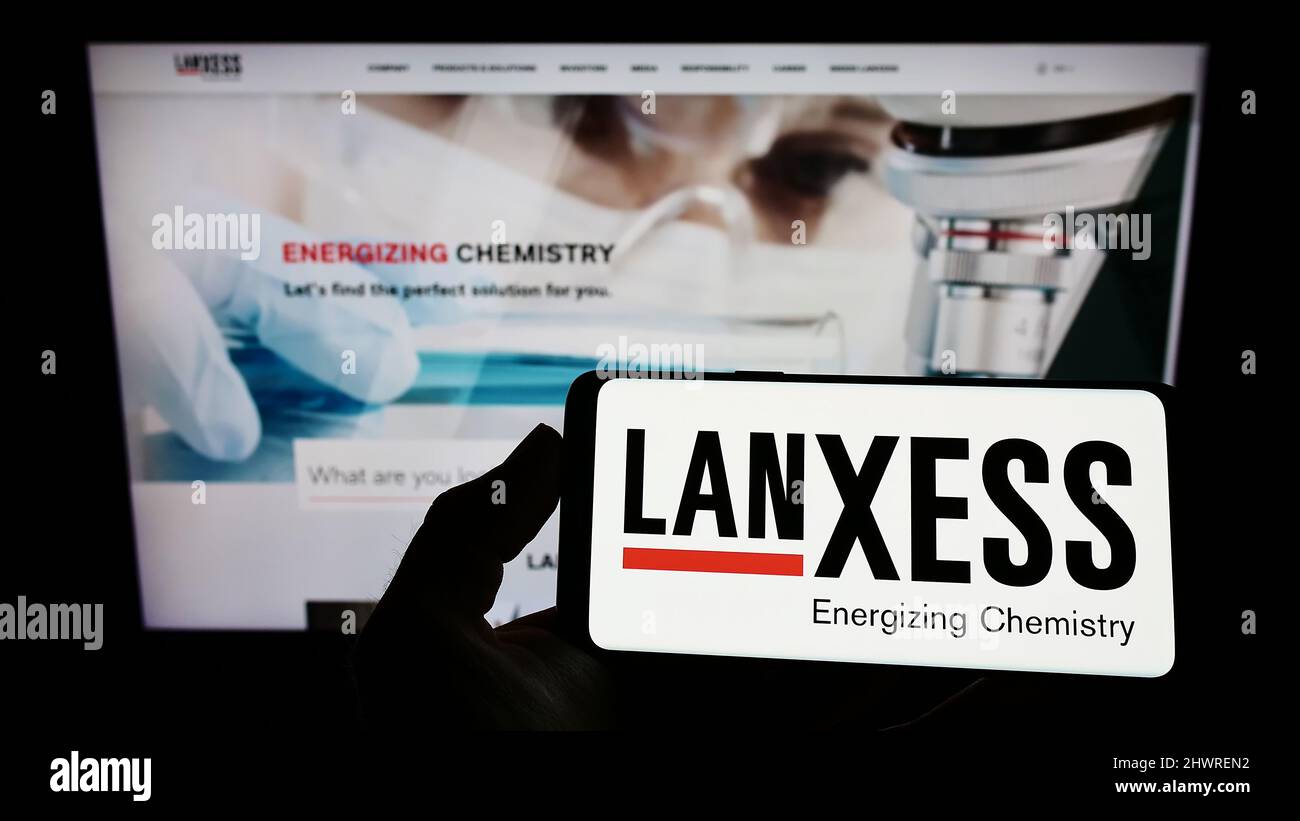 Person, die Smartphone mit Logo des deutschen Chemieunternehmens Lanxess AG auf dem Bildschirm vor der Website hält. Konzentrieren Sie sich auf die Telefonanzeige. Stockfoto