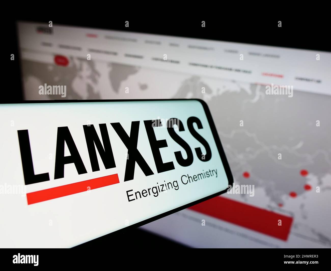Handy mit Logo des deutschen Chemieunternehmens Lanxess AG auf dem Bildschirm vor der Business-Website. Konzentrieren Sie sich auf die Mitte des Telefondisplays. Stockfoto