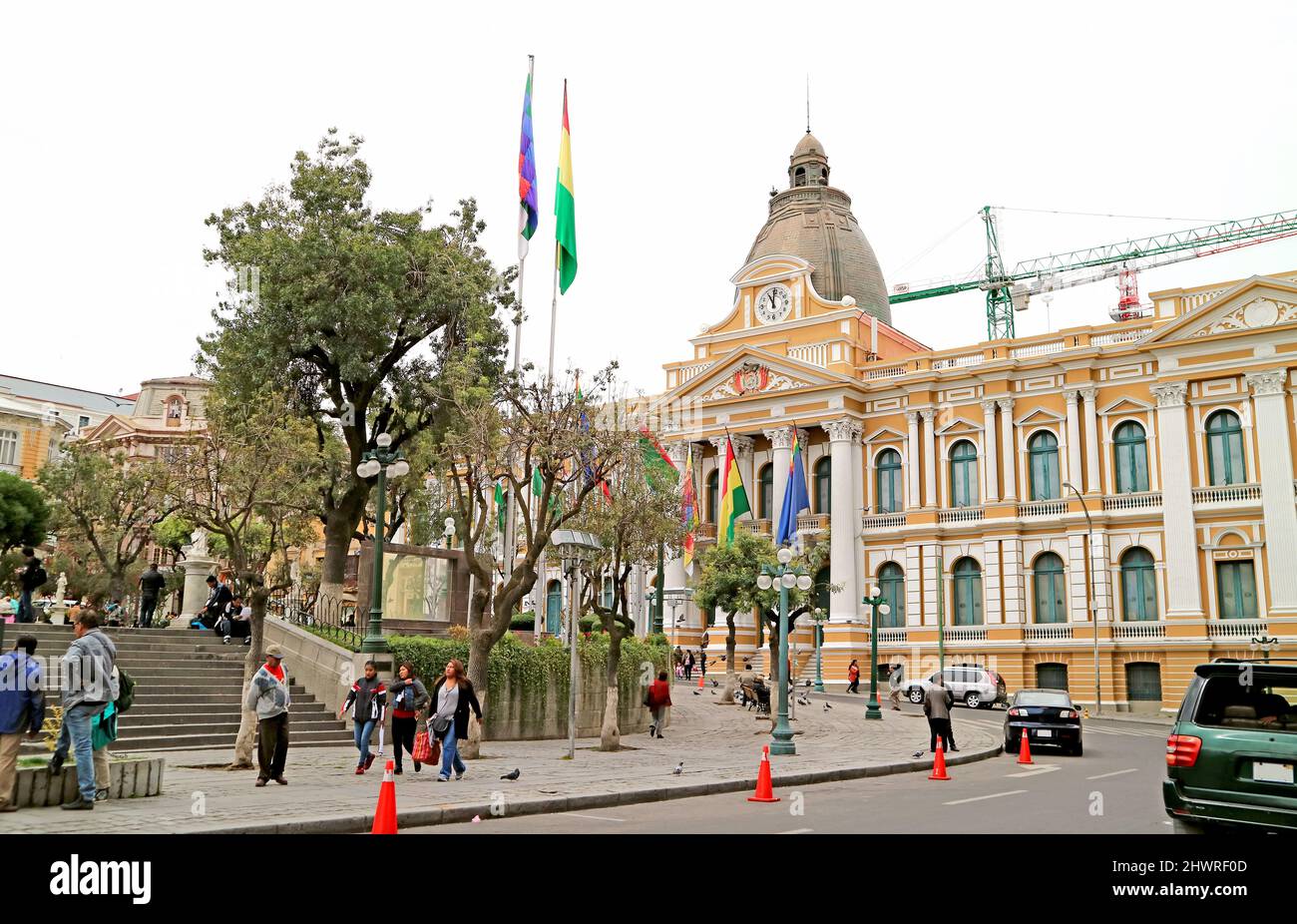 Beeindruckender bolivianischer Regierungspalast oder Palacio Quemado mit der Uhr läuft gegen den Uhrzeigersinn an der Fassade, Plaza Murillo Square, La Paz, Bolivien Stockfoto
