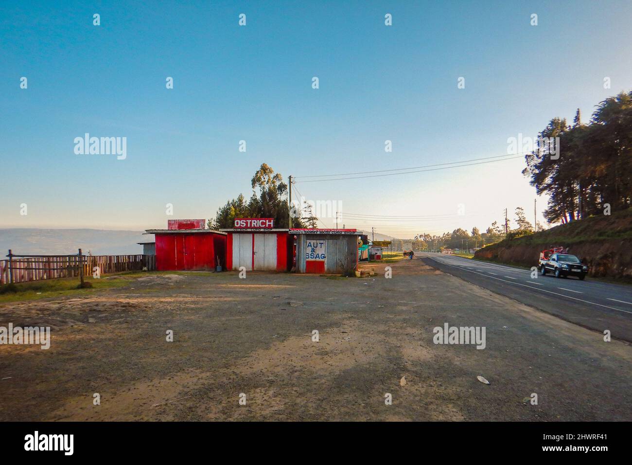 Curio-Geschäfte entlang der Autobahn Nairobi - Nakuru im ländlichen Kenia Stockfoto