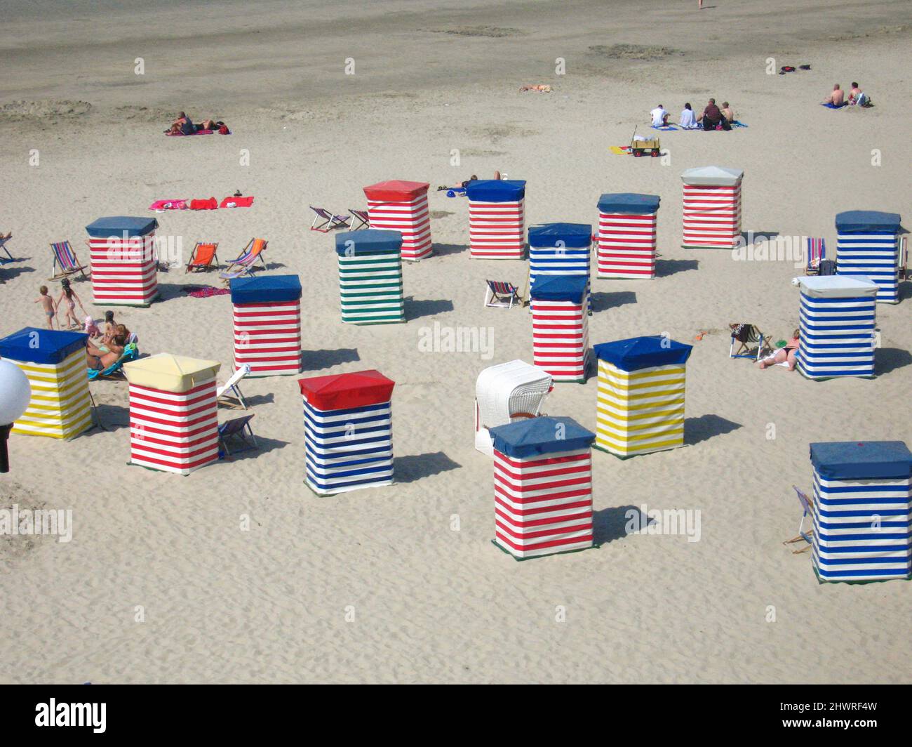 Menschen und Strandhütten am sandigen Inselstrand auf der Nordseeinsel Borkum Stockfoto