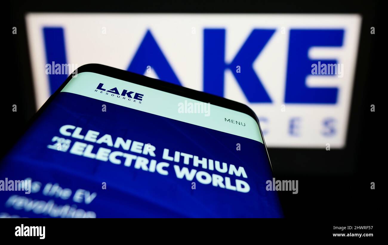 Mobiltelefon mit Website des australischen Lithiumkonzerns Lake Resources N.L. auf dem Bildschirm vor dem Logo. Konzentrieren Sie sich auf die obere linke Seite des Telefondisplays. Stockfoto