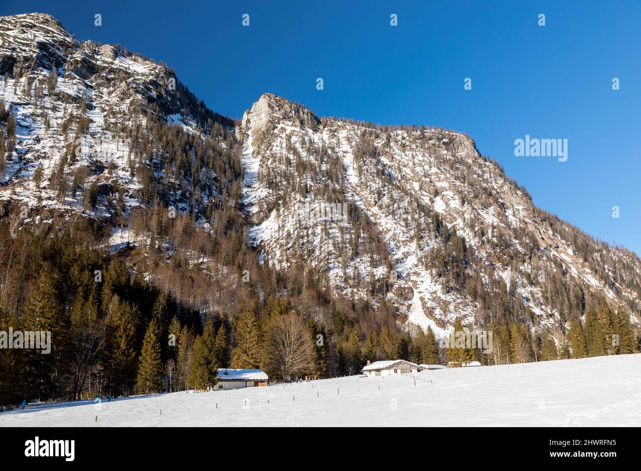 Hütten am gefrorenen Lödensee bei Ruhpolding, Bayern, Deutschland Stockfoto