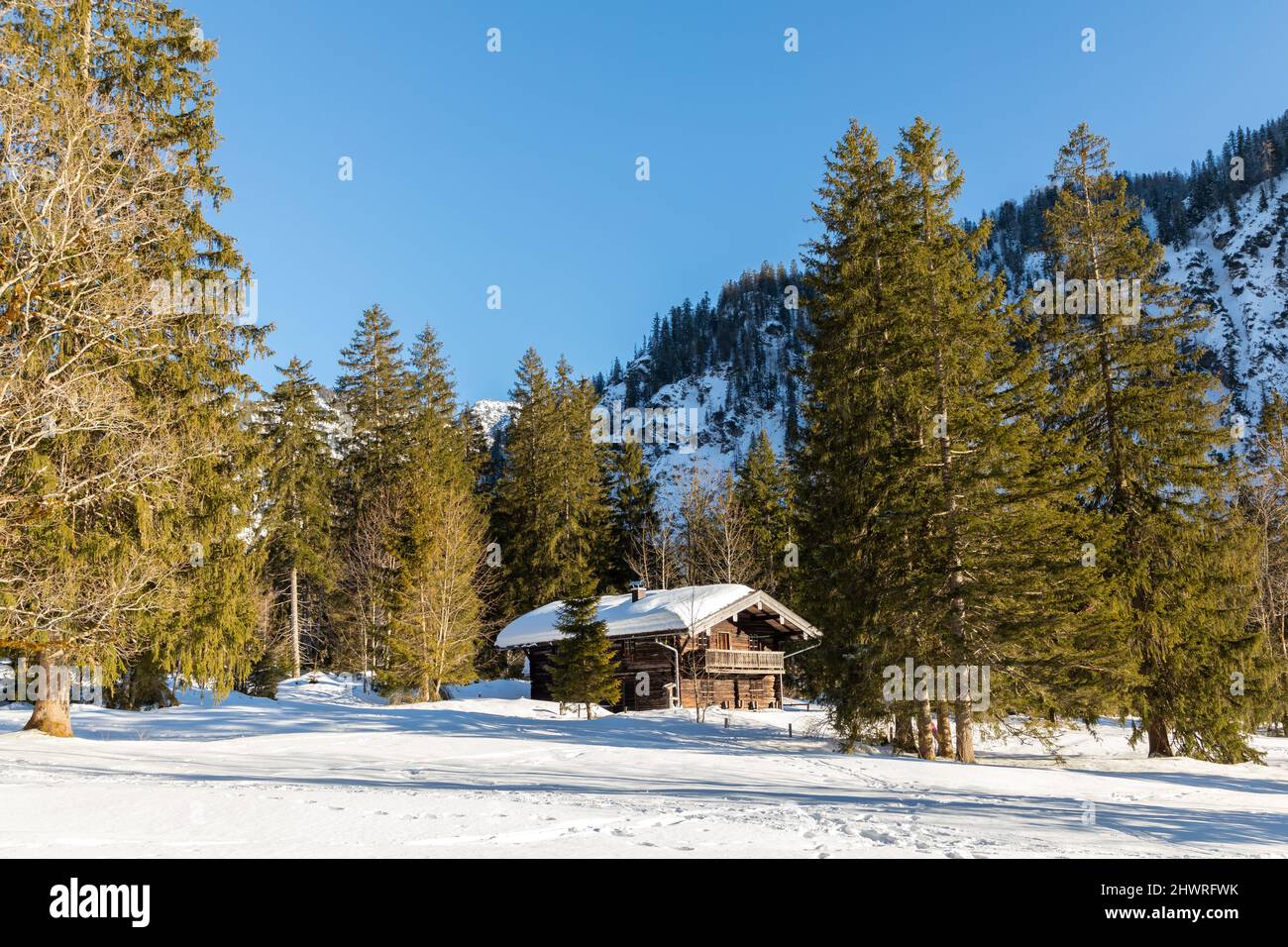 Hütte am gefrorenen Lödensee bei Ruhpolding, Bayern, Deutschland Stockfoto