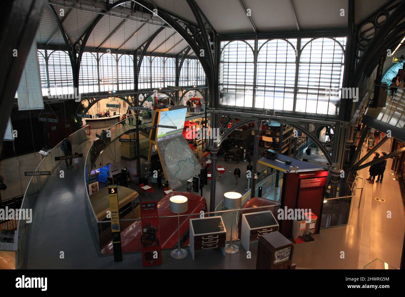 Blick von oben auf das Londoner Verkehrsmuseum und seine Ausstellung im Erdgeschoss Stockfoto