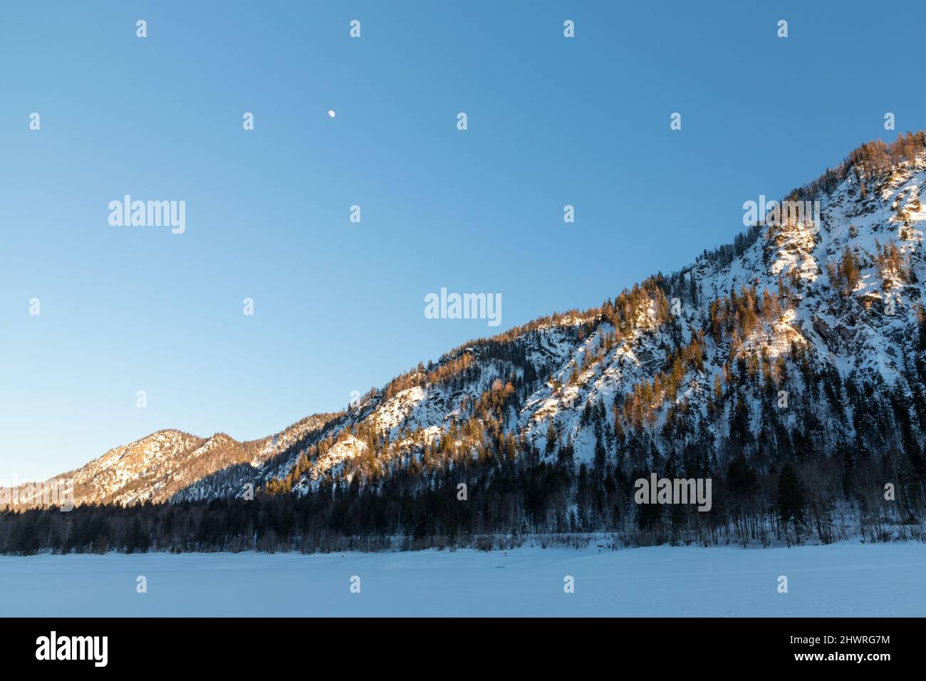 Sonniger Nachmittag am gefrorenen Mittersee bei Ruhpolding, Bayern, Deutschland Stockfoto