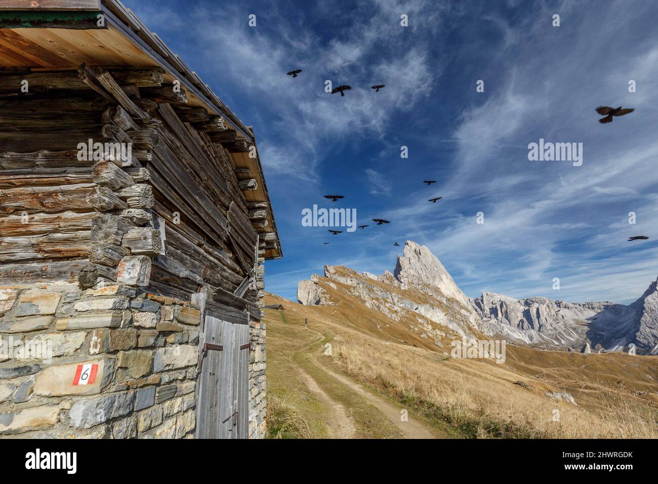 Holzhaus und Grande Fermeda in der Geisler Berggruppe, Naturpark Puez-Geisler, Dolomiten, italienische alpen Stockfoto