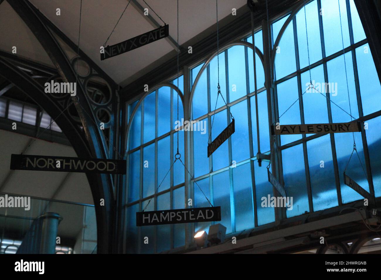 Alte Schilder von Bushaltestellen hängen vom Londoner Transport Museum Stockfoto