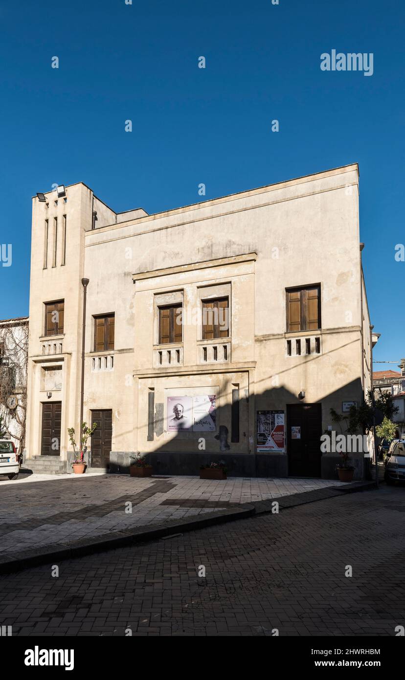 Die alte Casa del Fascio in Linguaglossa, Sizilien, Italien. Solche modernistischen 1930s Gebäude wurden entworfen, um die lokalen Niederlassungen der faschistischen Partei zu beherbergen Stockfoto