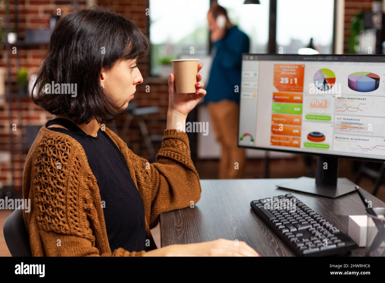 Eine Geschäftsfrau, die sich den Computerbildschirm ansieht und Managementdiagramme analysiert, die an der Marketingstrategie in einem Startup-Büro arbeiten. Executive Manager, der Geschäftstreffen plant, sucht nach Unternehmenslösung Stockfoto