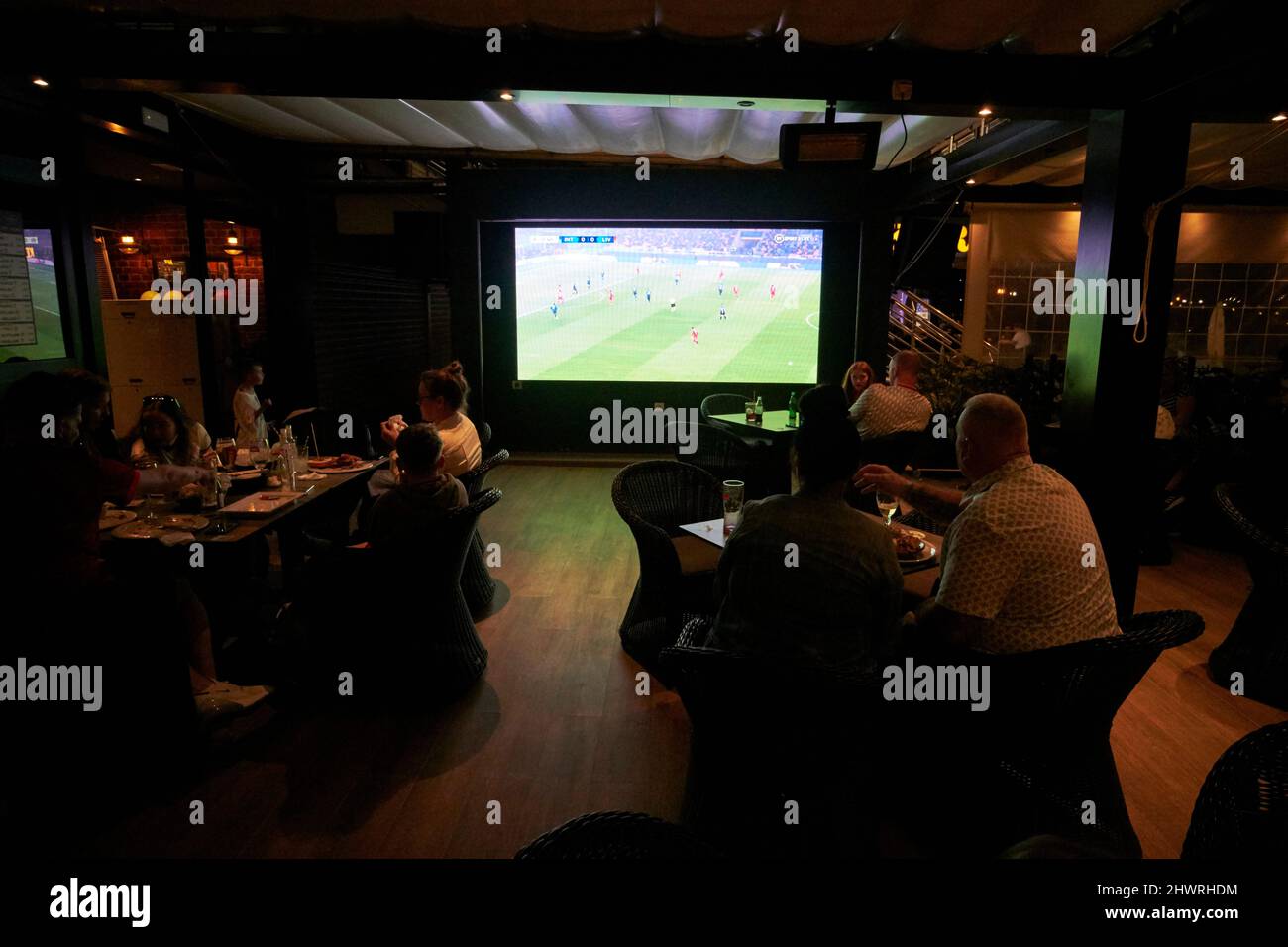 Touristen beobachten Champions League Fußballspiel in einer Bar in playa blanca lanzarote, kanarische Inseln, spanien Stockfoto