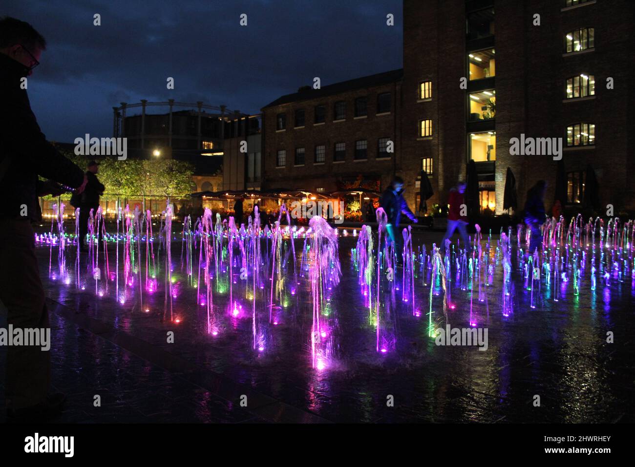 Londons Granary Square-Brunnen und farbenfrohe Neonlichter Stockfoto