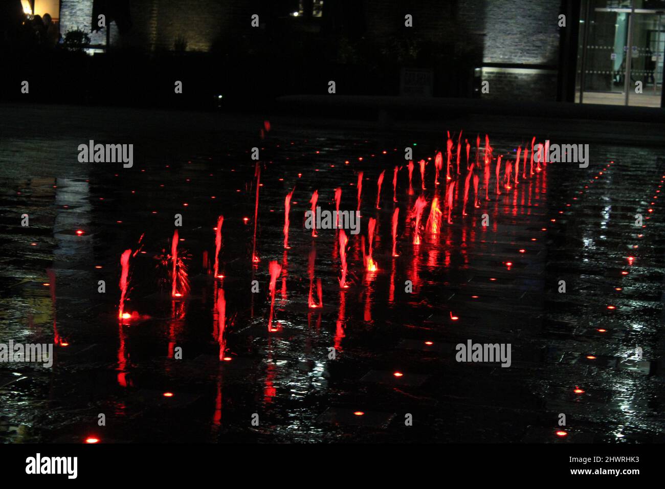 Londons Granary Square-Brunnen und farbenfrohe Neonlichter Stockfoto