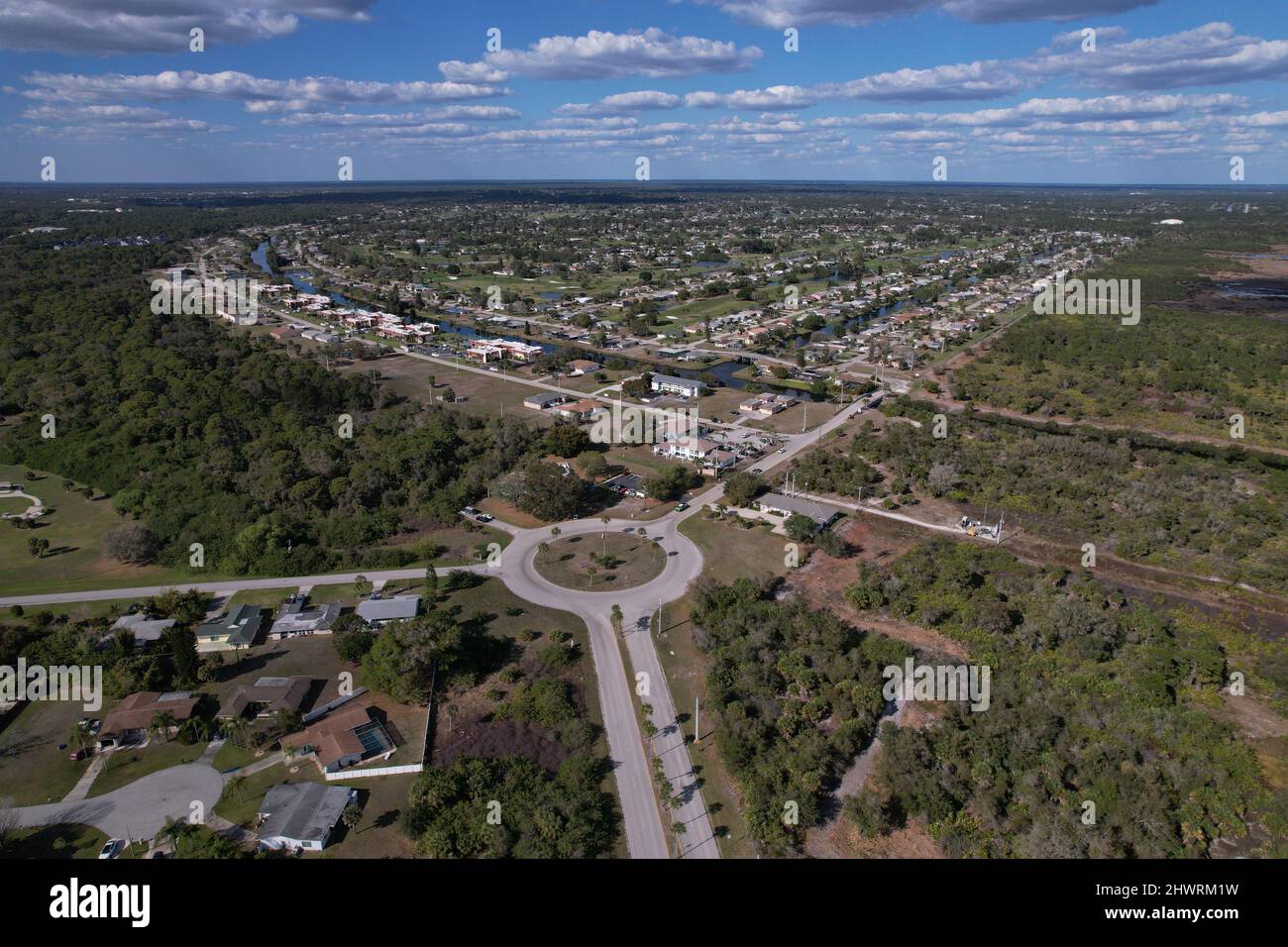 Luftaufnahme der Sunset Road und des Cougar Way Circle in Rotonda Florida im Hintergrund der Golf von Mexiko und Placida FL. Aufgenommen Im Juni 2021. Stockfoto
