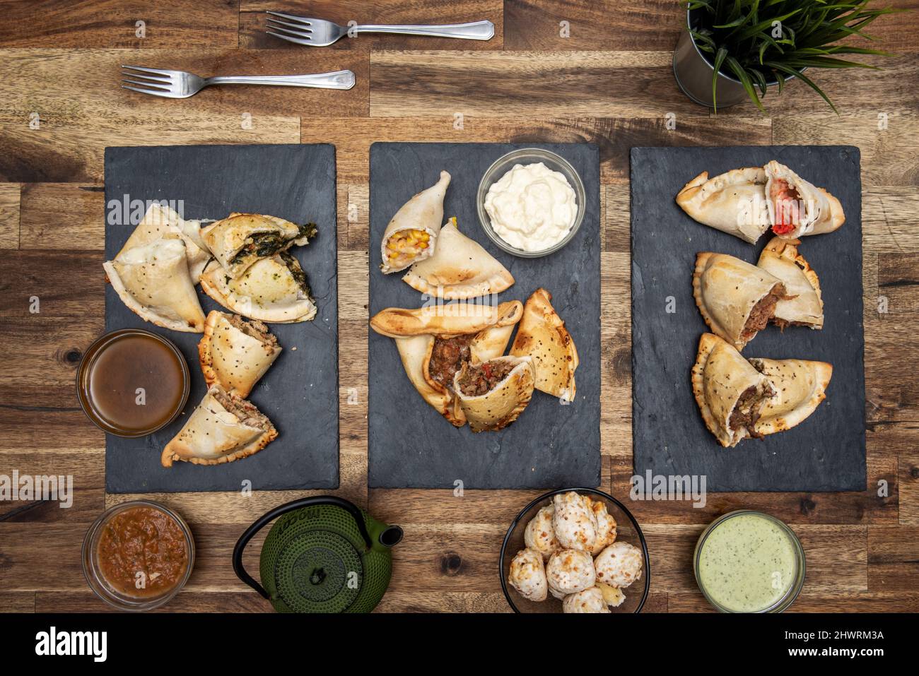 Die Empanadas, die Knödel gefüllt mit Fleisch, Käse, Schinken, Meeresfrüchten, Gemüse, Usw. Sie wurden in verschiedenen Teilen der Welt erschaffen und tragen ihren Namen Stockfoto