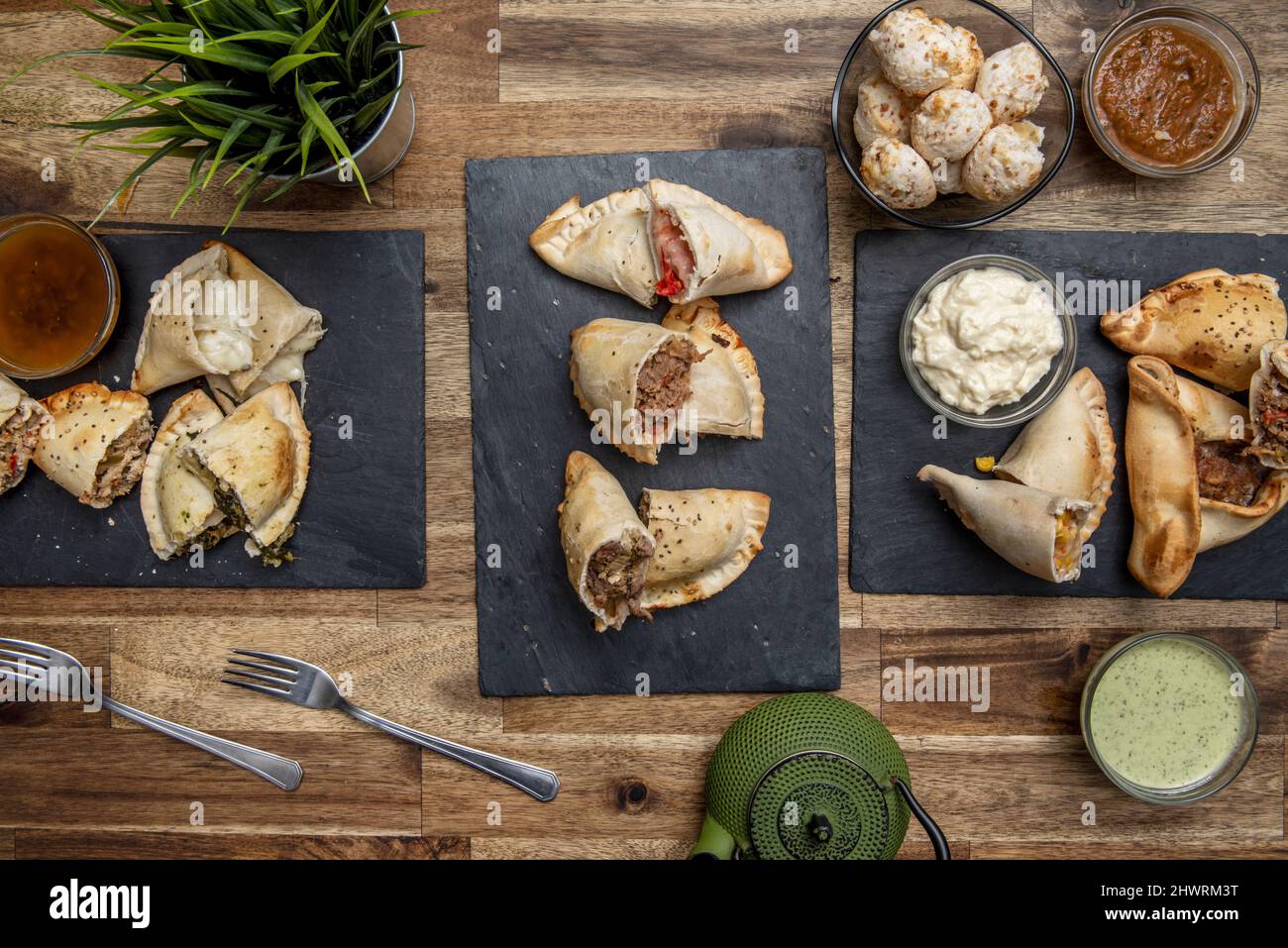 Die Empanadas haben natürlich spanischen Ursprung. In jeder Region werden sie auf eine Art und Weise hergestellt und gerufen. In Galicien handelt es sich um Fleisch oder Fisch Stockfoto
