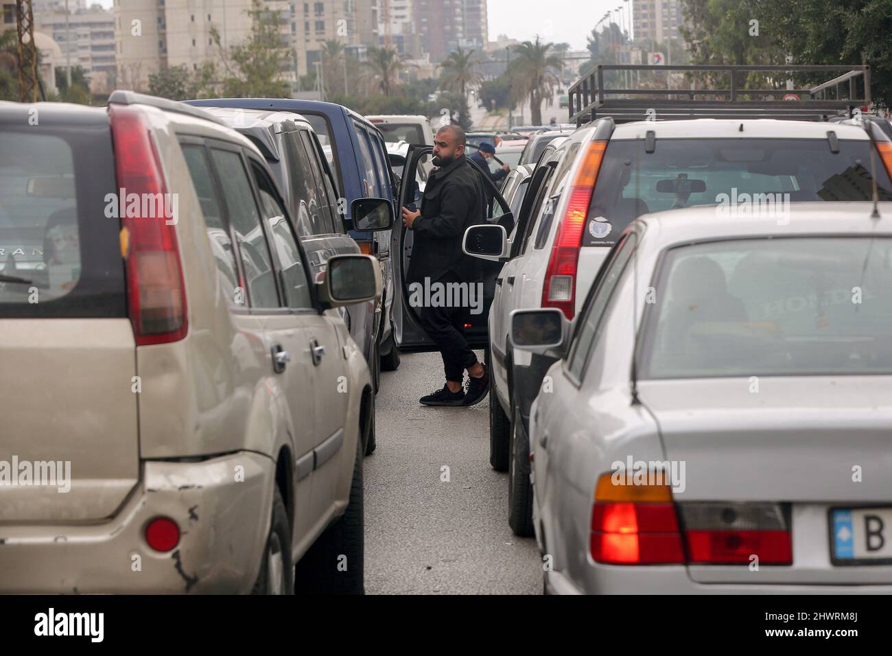 07. März 2022, Libanon, Beirut: Autos stehen vor einer lokalen Tankstelle in Beirut. Während sich die ukrainisch-russische Krise weiter entwickelt, steht der Libanon derzeit vor den Folgen des Konflikts inmitten seiner eigenen anhaltenden Wirtschaftskrise, einschließlich erheblicher Kraftstoffknappheit und Hyperinflation. Foto: Marwan Naamani/dpa Stockfoto