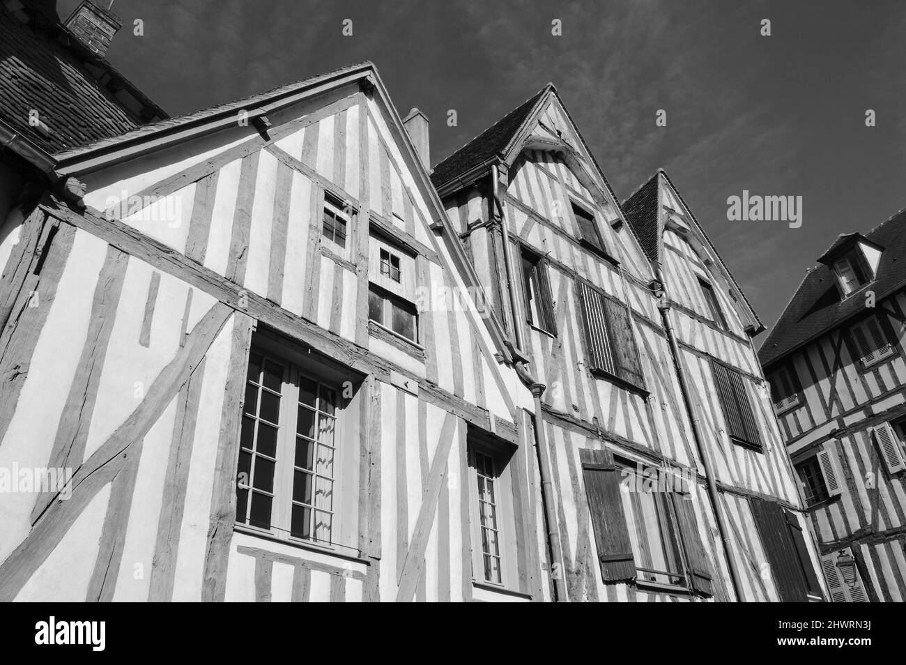 Alte Fachwerkhäuser in der mittelalterlichen Stadt Auxerre, Burgund, Frankreich. Historisches Foto in Schwarzweiß. Stockfoto