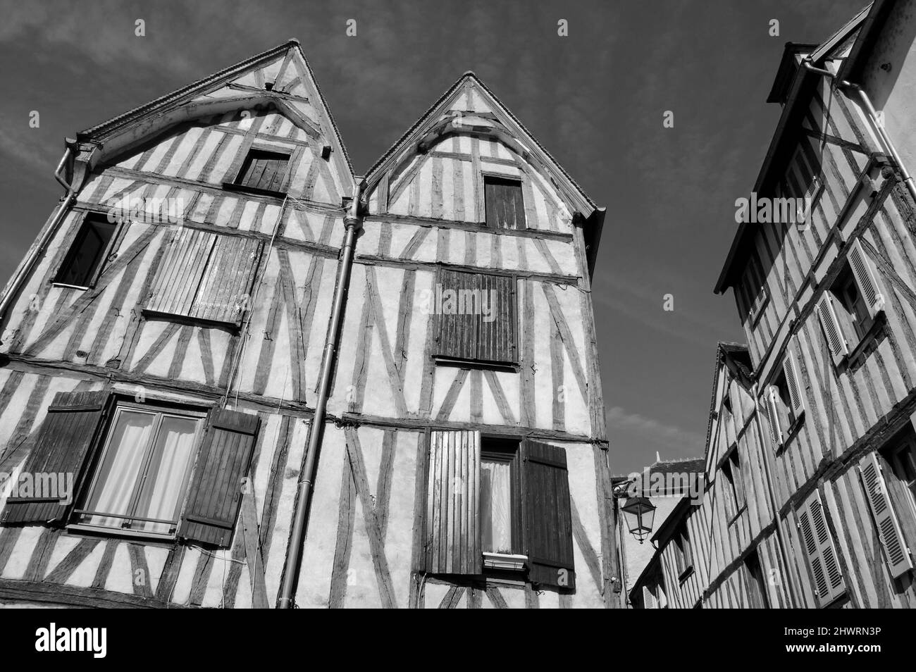 Alte Fachwerkhäuser in der mittelalterlichen Stadt Auxerre, Burgund, Frankreich. Historisches Foto in Schwarzweiß. Stockfoto