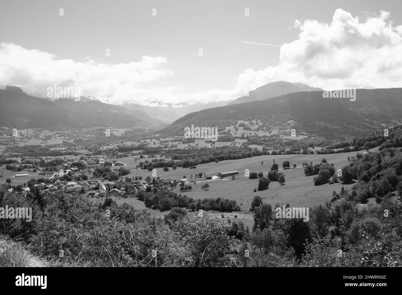 Alpental. Wolken über Bergen. Annecy Seengebiet (Haute-Savoie, Frankreich). Luftaufnahme von oben. Schwarzweiß-Foto. Stockfoto