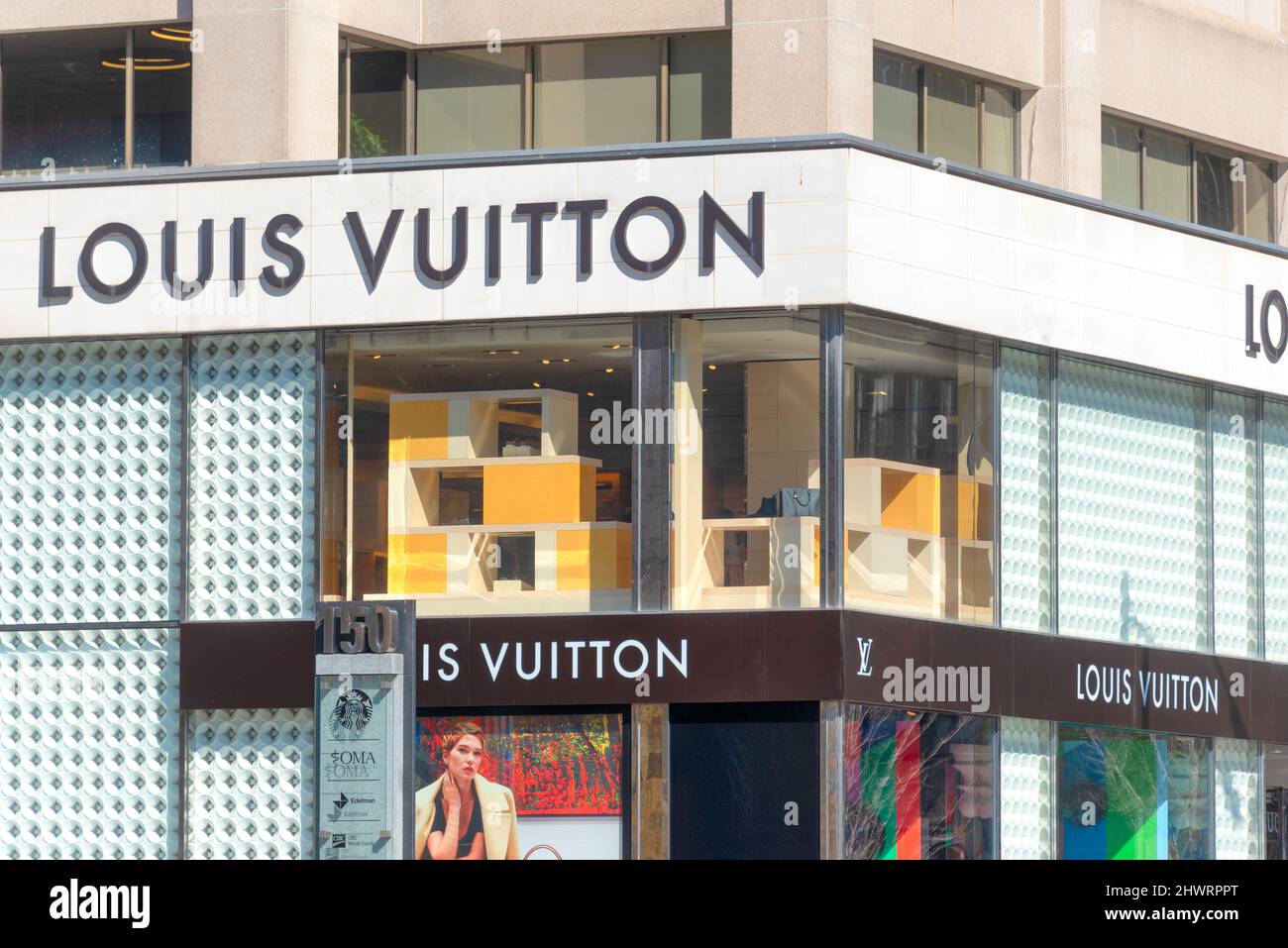 Toronto, Kanada - 7. März 2022: Geschäftszeichen oder -Logo für den Louis Vuitton Boutique Store im Stadtzentrum. Stockfoto