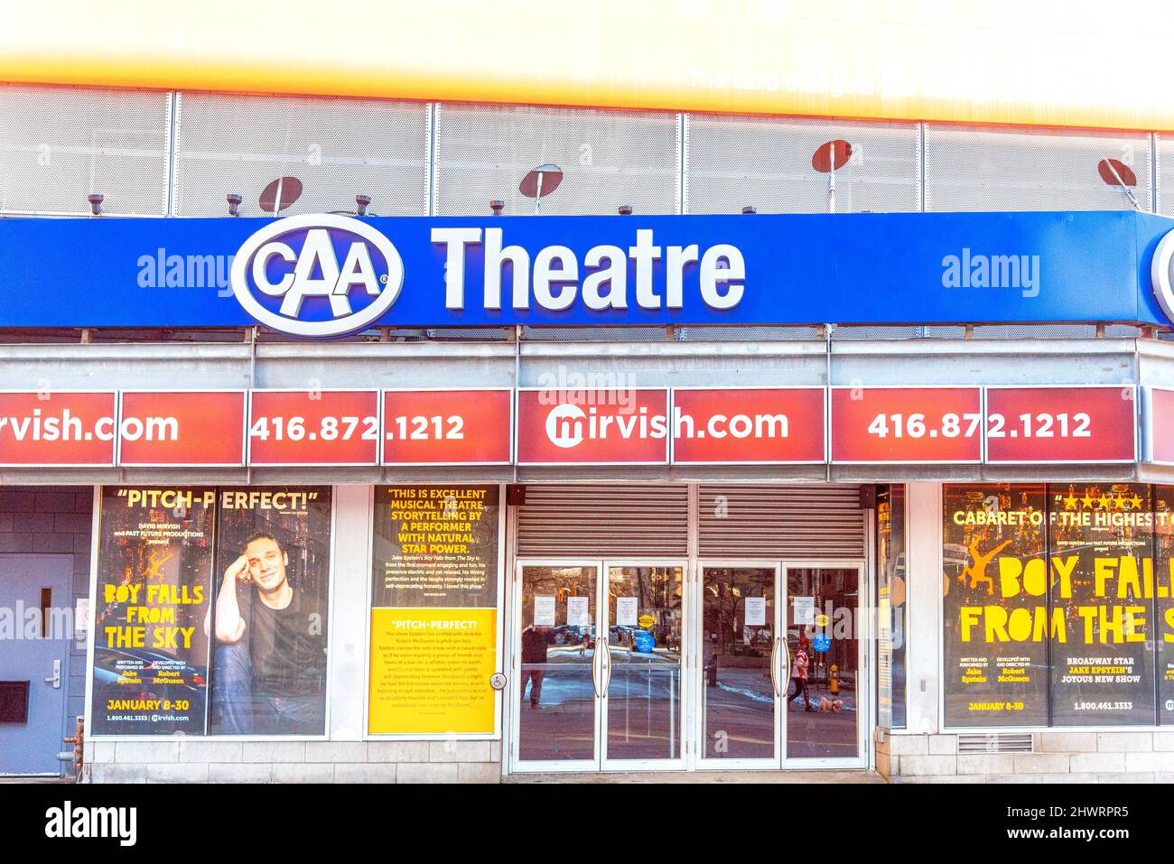 Toronto, Kanada - 7. März 2022: Fassade oder Gebäudeeingang des CAA-Theaters von Mirvish Productions. Das Gebäude befindet sich in der Yonge Street in der Stockfoto