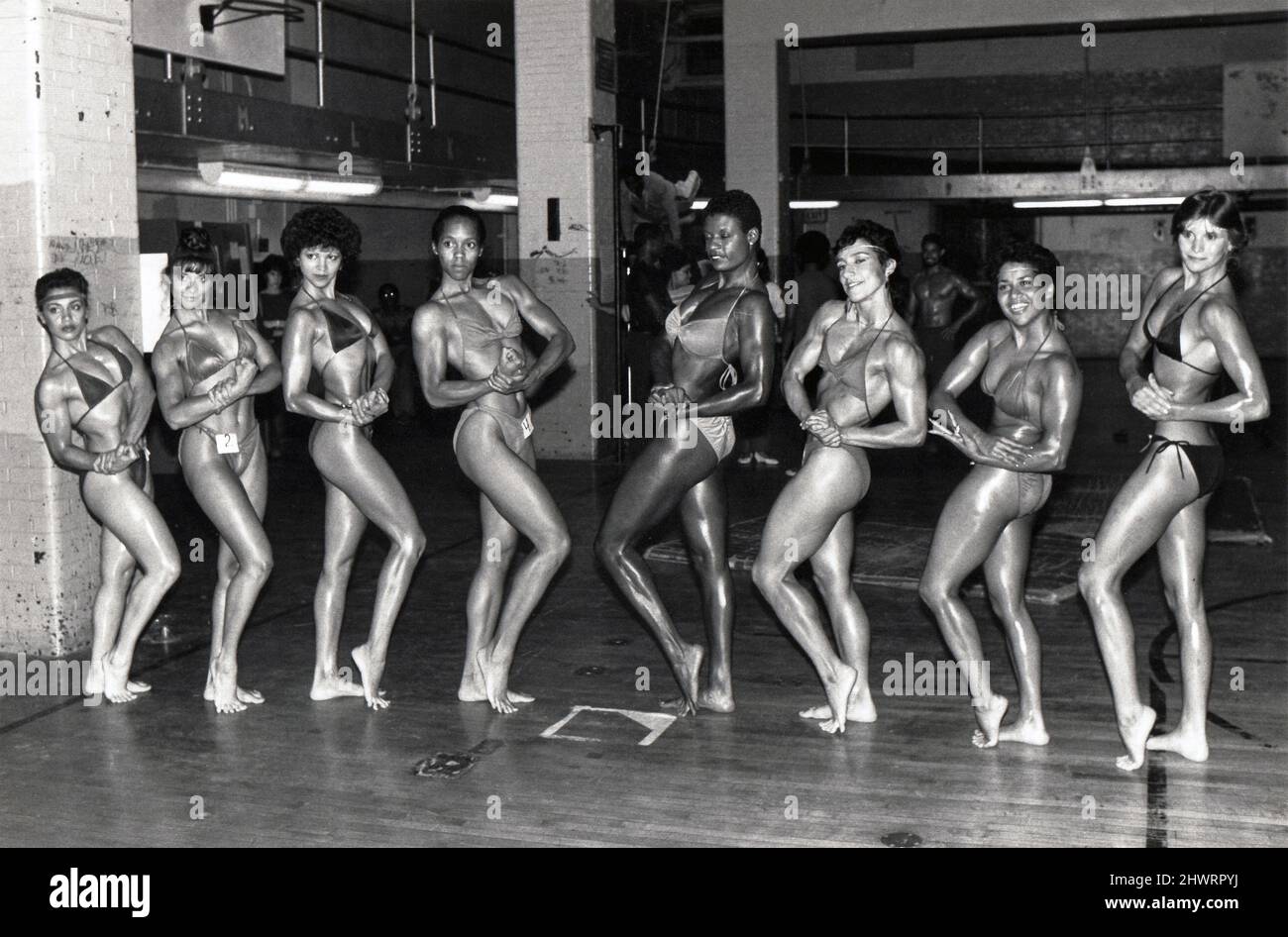 Teilnehmer an der Women's Kings County Open Body Division Championship. 1982 in Brooklyn, New York. Können Sie den Gewinner erraten? Stockfoto