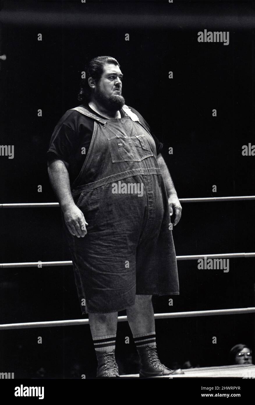 Der späte und große professionelle Wrestler, Haystacks Calhoun. Bei einem Spiel im Nassau Coliseum auf Long Island. Der geborene William Dee Calhoun wurde als 601 Pfund schwerer Mann angekündigt. Ca. 1975. Stockfoto