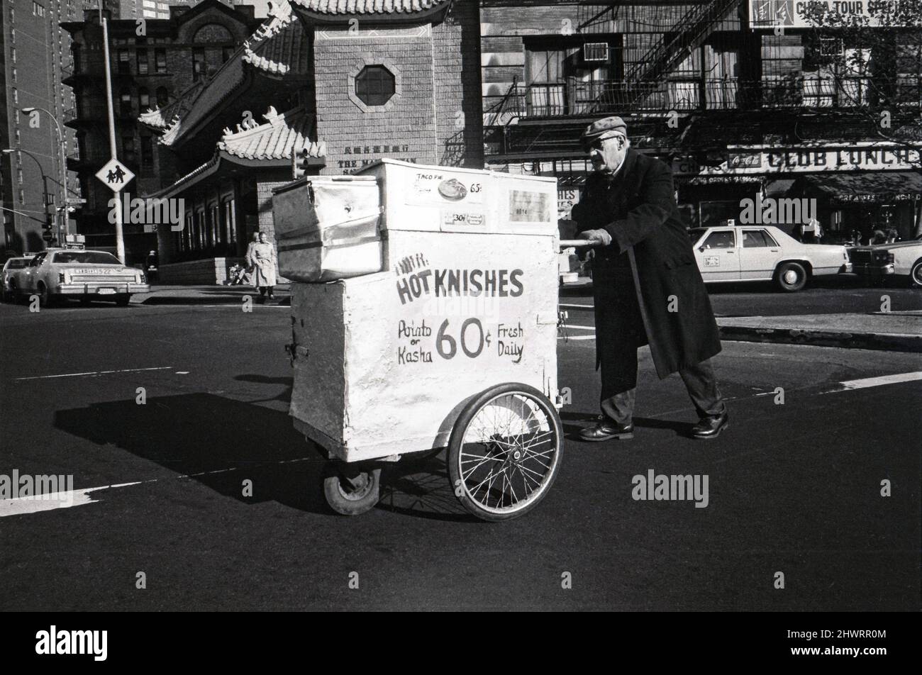 Ein älterer jüdischer Mann, der Stricke von einem tragbaren, beheizten dreirädrigen Wagen verkauft. In Chinatown, Manhattan, um 1975. Stockfoto