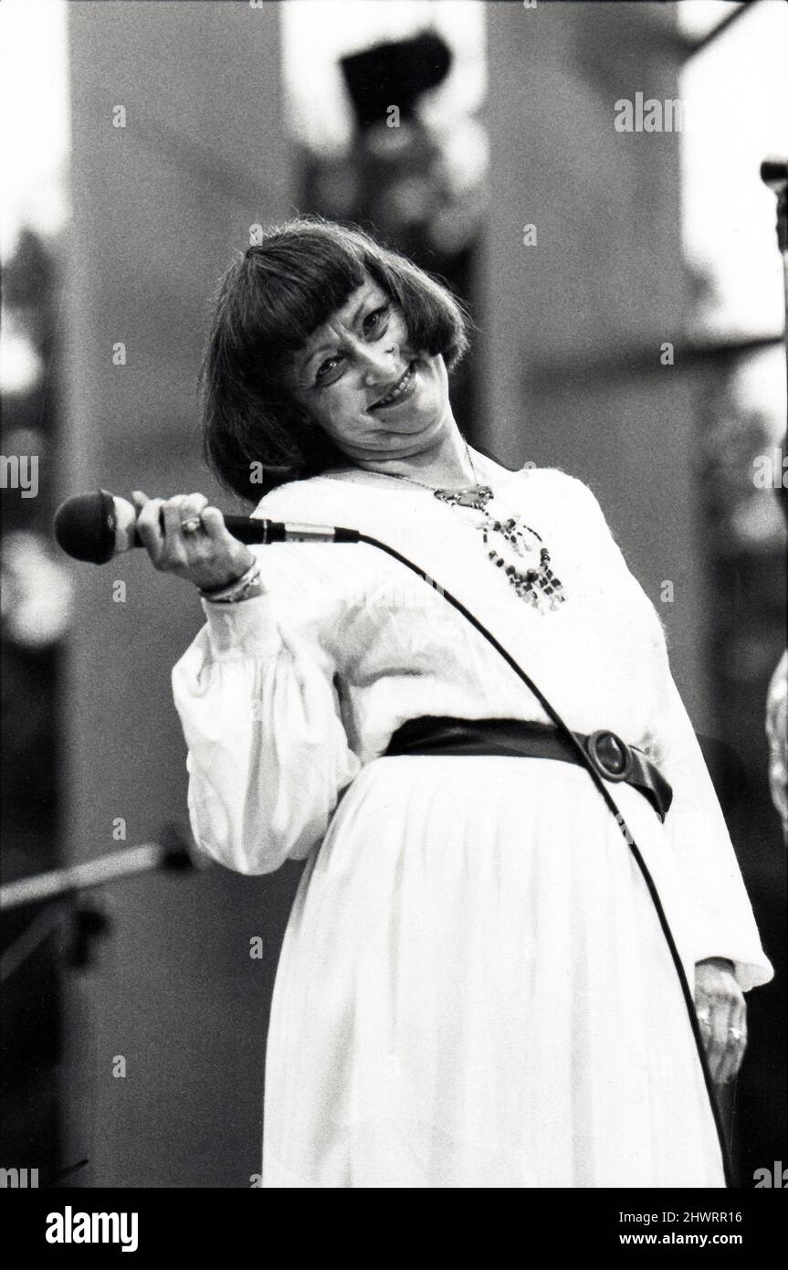 Porträt der Jazzsängerin Sheila Jordan auf der Bühne in New york City, um 1980 in New York City. Stockfoto