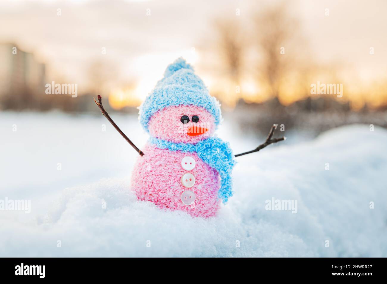 Niedlicher hausgemachter Schneemann mit Schal und Hut. Winter's Tale. Winterhintergrund. Stockfoto