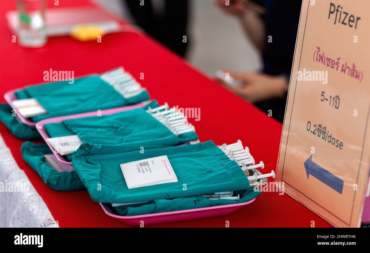 Chiang Mai, Thailand. 07. März 2022. Mitarbeiter im Gesundheitswesen bereiten während der Impfung den Pfizer-BioNTech (Covid-19)-Impfstoff vor. Thailand impft Kinder im Alter von 5-11years Jahren gegen Covid-19 mit Pfizer-Impfstoff, um den Anstieg von Covid-19 an der Baan Sankamphaeng School einzudämmen. Kredit: SOPA Images Limited/Alamy Live Nachrichten Stockfoto
