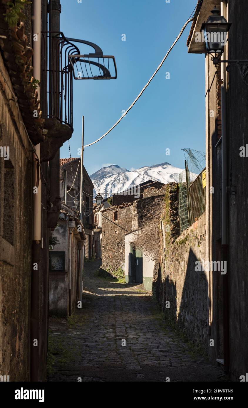 Blick auf den Ätna von der Stadt Linguaglossa, die sich auf der Nordostseite des Vulkans befindet (Sizilien, Italien) Stockfoto