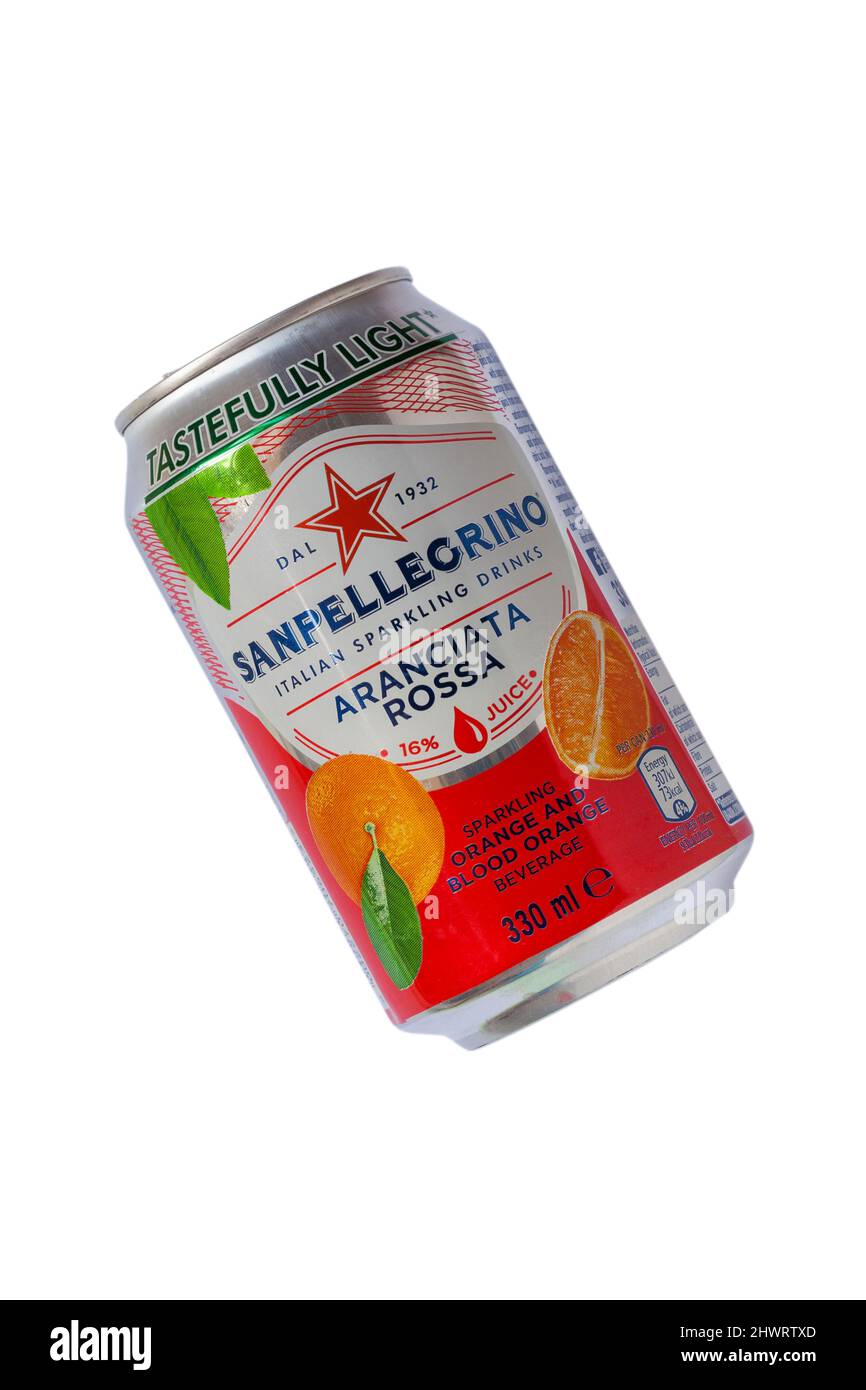 Dose Sanpellegrino aranciata rossa Drink isoliert auf weißem Hintergrund - prickelndes Orange- und Blutorange-Getränk, italienische prickelnde Getränke Stockfoto
