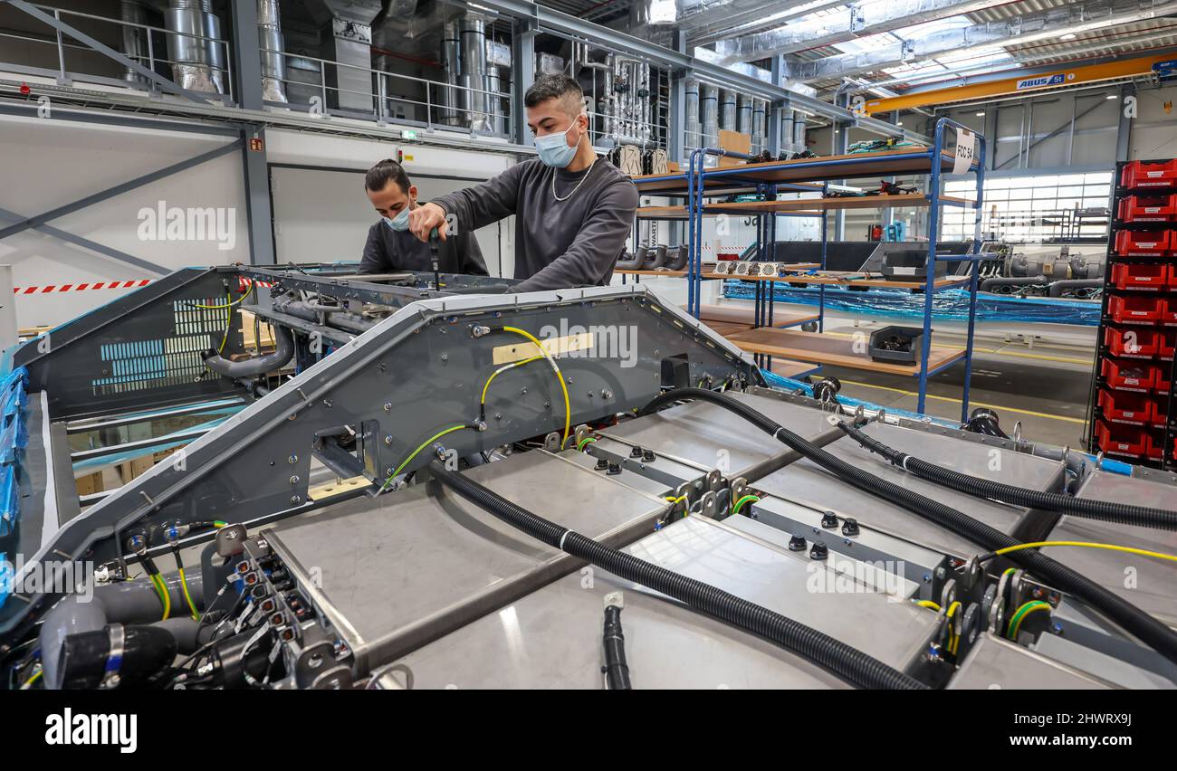 Herten, Nordrhein-Westfalen, Deutschland - Cummins Hydrogenics Brennstoffzellenfabrik. Mitarbeiter bauen Brennstoffzellensysteme für den Coradia iLint Wasserstoffzug Stockfoto